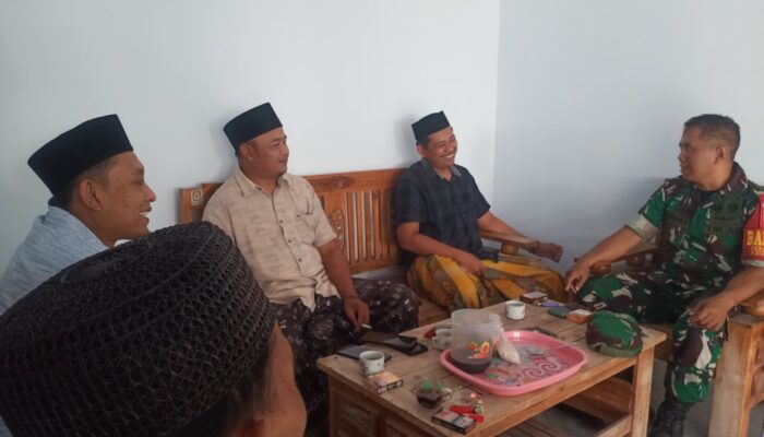 Perkuat Sinergi dan Kebersamaan, Babinsa Padasan Sertu Saipudinur Gelar Komsos Bersama Perangkat Desa