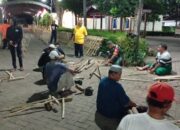 Babinsa Dadapan Gotong Royong Siapkan Lokasi Pemotongan Hewan Kurban di Ponpes Al Islah