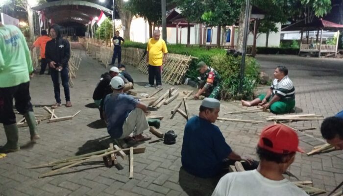 Babinsa Dadapan Gotong Royong Siapkan Lokasi Pemotongan Hewan Kurban di Ponpes Al Islah