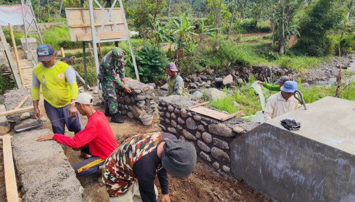 Babinsa Sumber Salak Intensif Dampingi Pembangunan Jembatan Perintis Garuda, Warga Antusias Gotong Royong