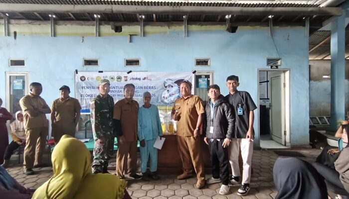 Babinsa Sumber Rejo Kawal Penyaluran Bantuan Pangan untuk 236 KPM di Kecamatan Ijen