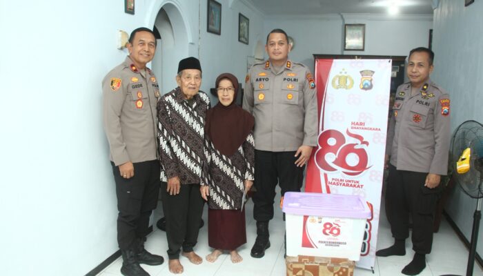 Hari Bhayangkara ke-80, Kapolres Bondowoso Tebar Kepedulian untuk Purnawira dan Warakawuri