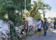 Jumat Bersih, Muspika Prajekan Bersama Koramil dan Warga Gotong Royong Bersihkan Lingkungan