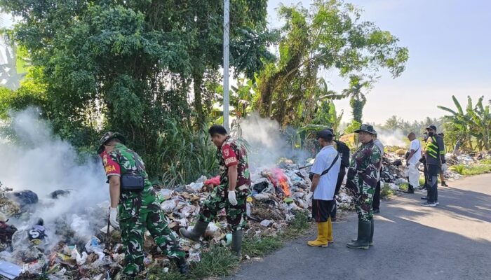 Jumat Bersih, Muspika Prajekan Bersama Koramil dan Warga Gotong Royong Bersihkan Lingkungan