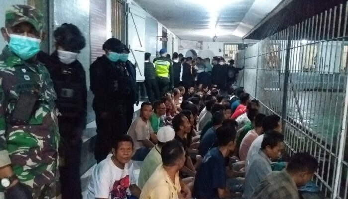 Sinergi TNI-Polri dan Petugas Lapas Gelar Razia Gabungan di Rutan Kelas IIB Bondowoso