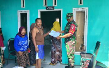 Pastikan Tepat Sasaran, Babinsa Pejagan Dampingi Distribusi Bantuan Pangan Nasional