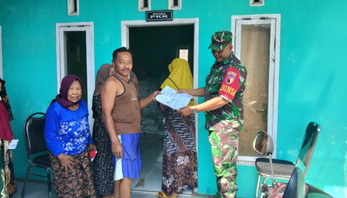 Pastikan Tepat Sasaran, Babinsa Pejagan Dampingi Distribusi Bantuan Pangan Nasional