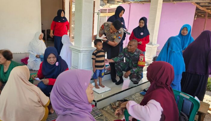 Tak Sekadar Jaga Wilayah, Babinsa Prajekan Lor Turun Langsung Dampingi Posyandu Balita dan Lansia