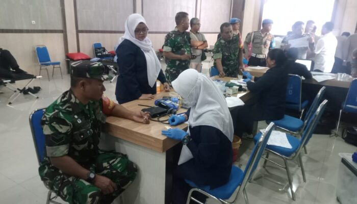 Perkuat Jiwa Sosial dan Kemanusiaan, Babinsa Dabasah Ikut Donor Darah di Polres Bondowoso