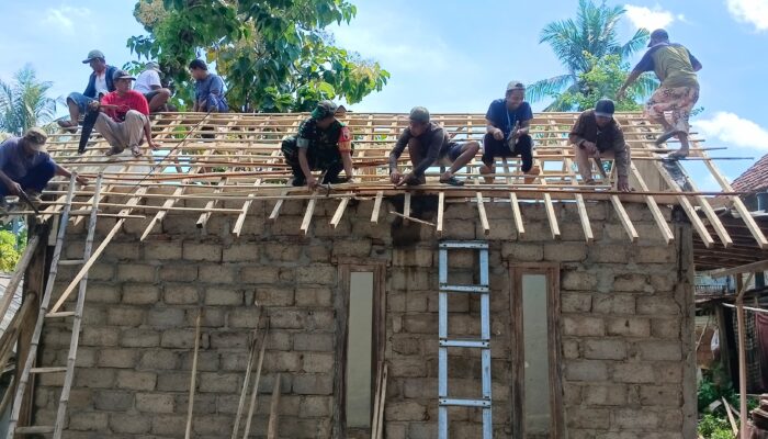Babinsa Lanas Bersama Warga Gelar Kerja Bakti Perbaikan Musholla, Wujud Kepedulian terhadap Sarana Ibadah