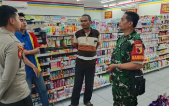 Jaga Kondusivitas Wilayah, Babinsa Badean Sambangi Indomaret Bersama Tiga Pilar
