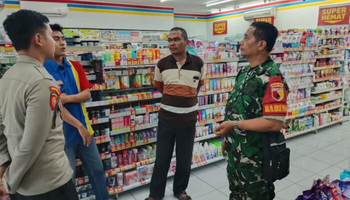 Jaga Kondusivitas Wilayah, Babinsa Badean Sambangi Indomaret Bersama Tiga Pilar