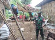 Tak Biarkan Warga Berjuang Sendiri, Babinsa Dadapan Bersama Warga Perbaiki Rumah Ibu Sutija