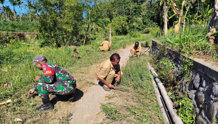 Perkuat Semangat Gotong Royong, Babinsa Serka Patut Heru P. Bersama Perangkat Desa Sumber Salak Gelar Kerja Bakti