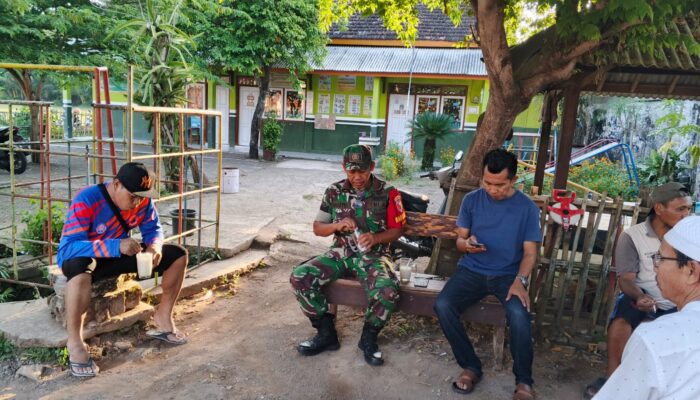 Warung Es Degan Jadi Ruang Aspirasi, Babinsa Serap Keluhan Warga Koncer Kidul