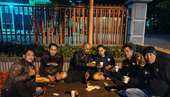 NGOPI BARENG REKAN JURNALIS BONDOWOSO, MAMPIR DI ANGKRINGAN MAS BRE