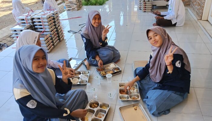 KECERIAAN SANTRI MA NURUT TAQWA PRAJEKAN SAMBUT MBG USAI LIBURAN