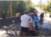 Kepala Desa Belimbing Bersama Warga Gotong Royong Pengecoran Jalan Di Dekat Jembatan Dusun Konangka