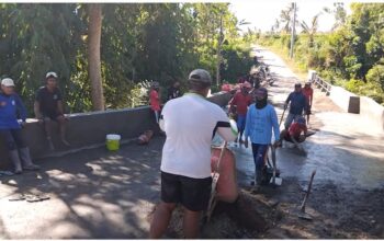 Kepala Desa Belimbing Bersama Warga Gotong Royong Pengecoran Jalan Di Dekat Jembatan Dusun Konangka