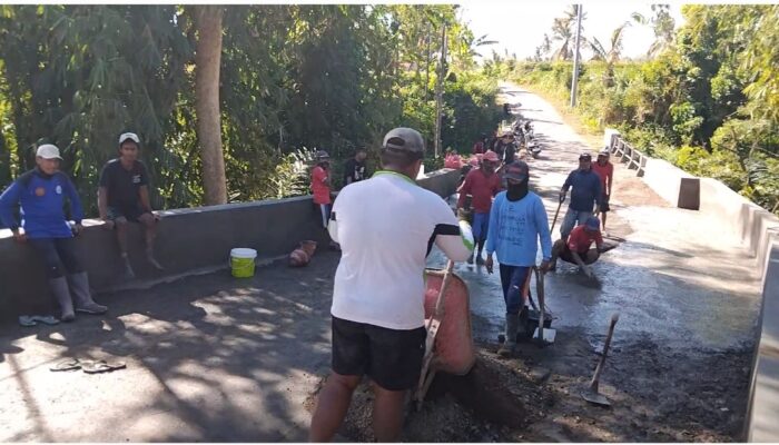 Kepala Desa Belimbing Bersama Warga Gotong Royong Pengecoran Jalan Di Dekat Jembatan Dusun Konangka