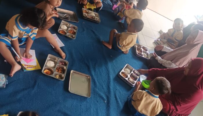 Kepala KB Ananda Bapak Misroto, S.Pd. Apresiasi Program Makan Bergizi Gratis Dapur SPPG Sempol 002 Prajekan