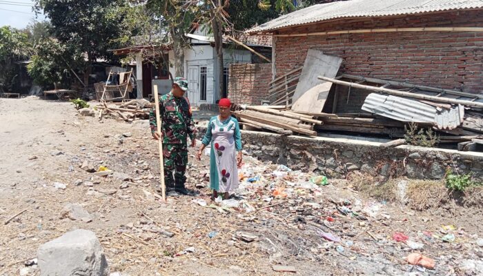 Sampah Berserakan Jadi Perhatian, Babinsa Tapen Turun Beri Imbauan Humanis