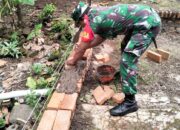 Babinsa Salak Tinggalkan Sekat Seragam, Turun Langsung Kerja Bakti di Balai Desa