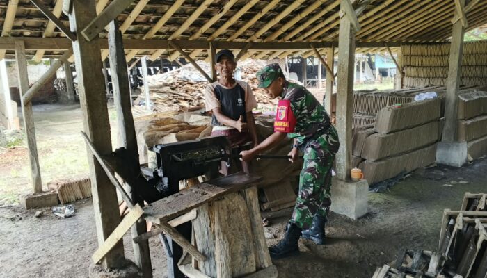 Seragam Loreng Tak Menghalangi Babinsa Ikut Cetak Genteng, Ini Bikin Warga Salut