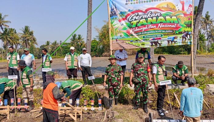 Dari Desa Besuk, Babinsa dan Petani Bersama-Sama Percepat Gerakan Tanam Serentak