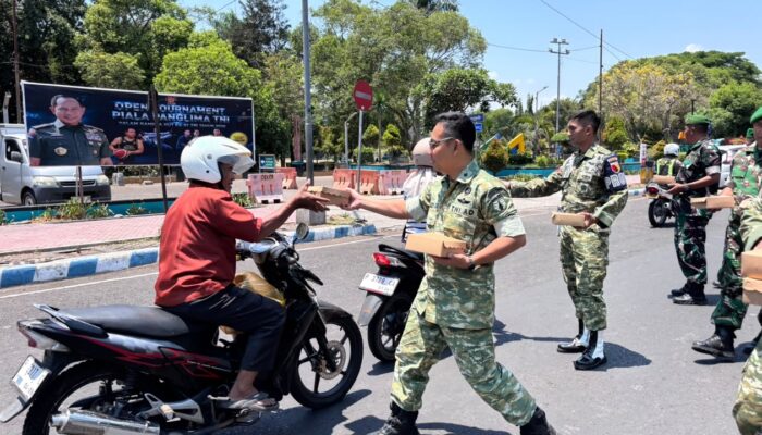 Bukan Razia! Prajurit Kodim Bondowoso Malah Bagikan 500 Nasi Kotak ke Pengendara