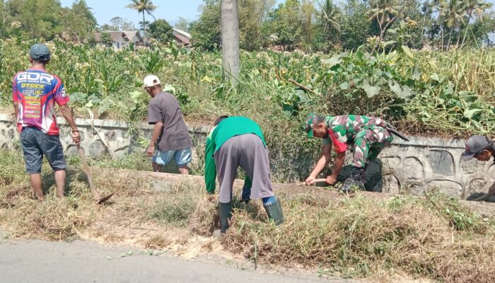 Saluran Irigasi Dipenuhi Rumput Dan Lumpur, Babinsa Tegal Mijin Turun Langsung Kerja Bakti Bersama Warga