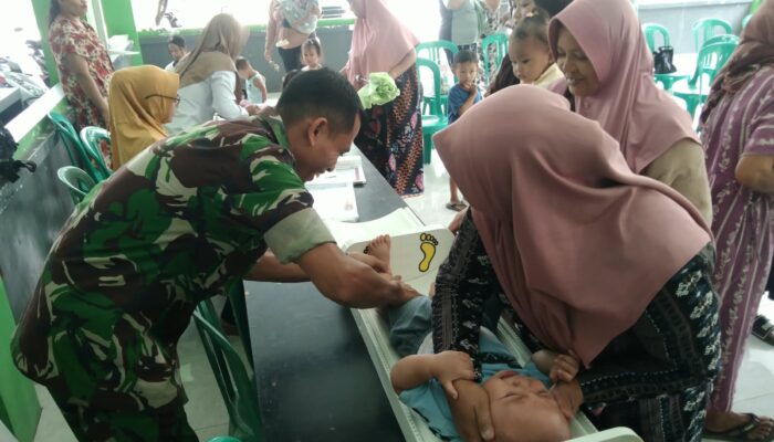 Tak Kenal Batas Tugas, Babinsa Petung Turun Langsung Dampingi Posyandu