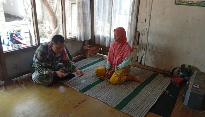 Babinsa Kodim 0822 Bantu Warga Mendapatkan Akses Perlindungan Sosial