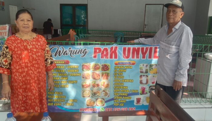 Warung Pak Unyil, Pilihan Nikmat Bersantap di Pantai Pasir Putih