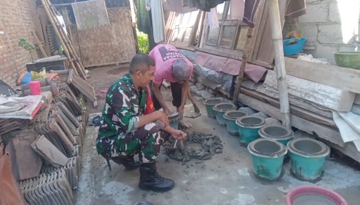 Menghargai Karya Warga, Babinsa Maesan Sambangi Pengrajin Cobek dan Perkuat Kedekatan dengan Warga