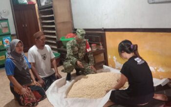Dari Kedelai Jadi Peluang Ekonomi, Babinsa Grujugan Dukung Usaha Tempe Milik Warga