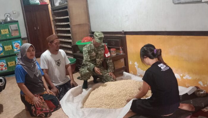 Dari Kedelai Jadi Peluang Ekonomi, Babinsa Grujugan Dukung Usaha Tempe Milik Warga